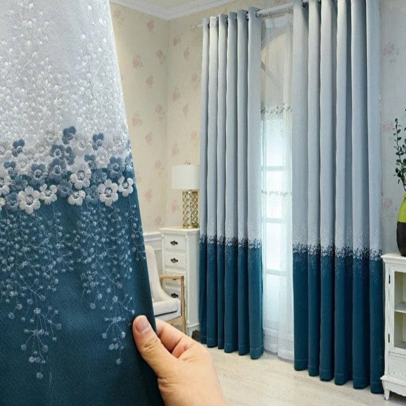 Rideaux élégants avec motifs floraux blancs, parfaits pour une décoration de salon moderne. Idéal pour embellir une chambre ou un séjour. Design raffiné intemporel avec une touche de sophistication.