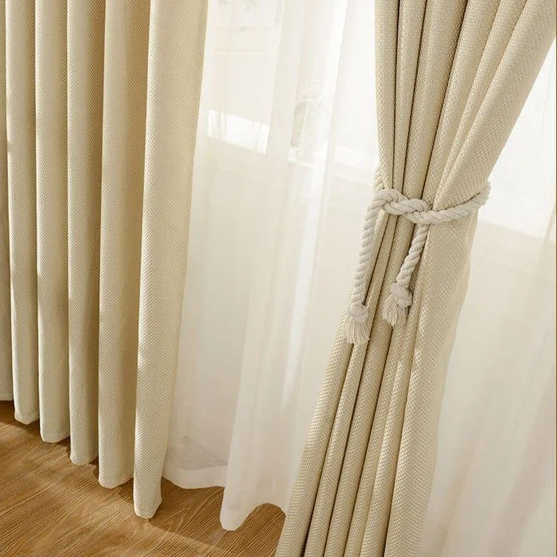 Rideaux élégants pour salon, couleur beige, accentuant la décoration intérieure, filtrant la lumière tout en ajoutant une touche de sophistication et de modernité à votre espace de vie. Accessoire parfait pour un intérieur cosy et raffiné.