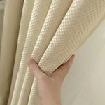 Rideau beige avec motif tissé, idéal pour ajouter une touche élégante à votre intérieur. Parfait pour le salon ou la chambre, ce rideau combine esthétisme et fonctionnalité, offrant intimité et style à votre espace.