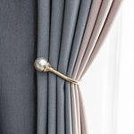 Solution d'attache rideau élégante avec boule décorative en métal doré. Accessoire pratique et stylé pour maintenir les rideaux en place. Idéal pour embellir votre intérieur tout en optimisant la lumière naturelle. Convient parfaitement aux salons, chambres ou bureaux pour une touche chic et fonctionnelle.