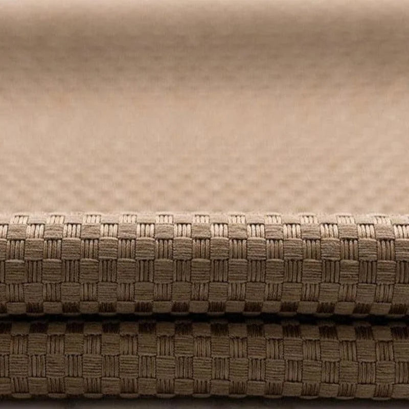 Image d'un tissu beige à motif sophistiqué, idéal pour la confection de vêtements élégants. La texture du tissu ajoute une touche de raffinement, parfaite pour des projets de couture ou de décoration intérieure. Parfait pour ceux qui recherchent un design classique et intemporel.