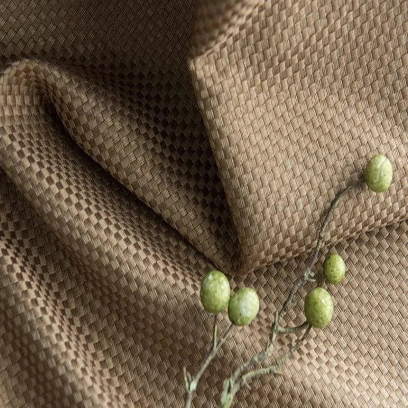 Texture tissée brun clair avec motif en relief, accompagnée de petites baies vertes, idéale pour une utilisation décorative ou textile. Style élégant et naturel, parfaite pour ajouter une touche de sophistication à un intérieur moderne ou rustique.