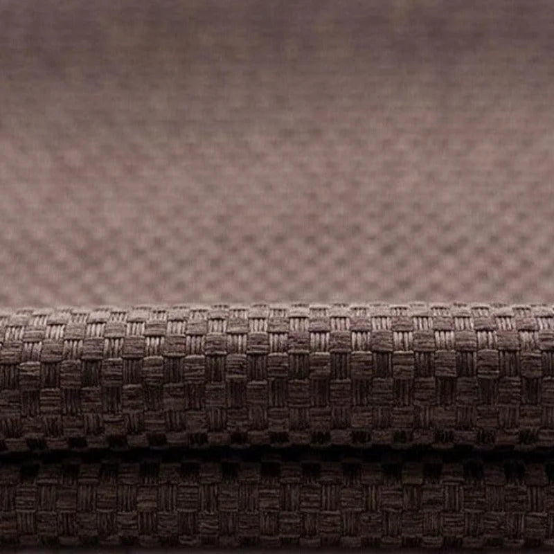 Texture tissu brun avec motif tissé en relief. Ce tissu élégant convient parfaitement pour la décoration d'intérieur, offrant un aspect chaleureux et moderne. Idéal pour la confection de rideaux, nappes ou coussins, ajoutant une touche sophistiquée à votre espace de vie.