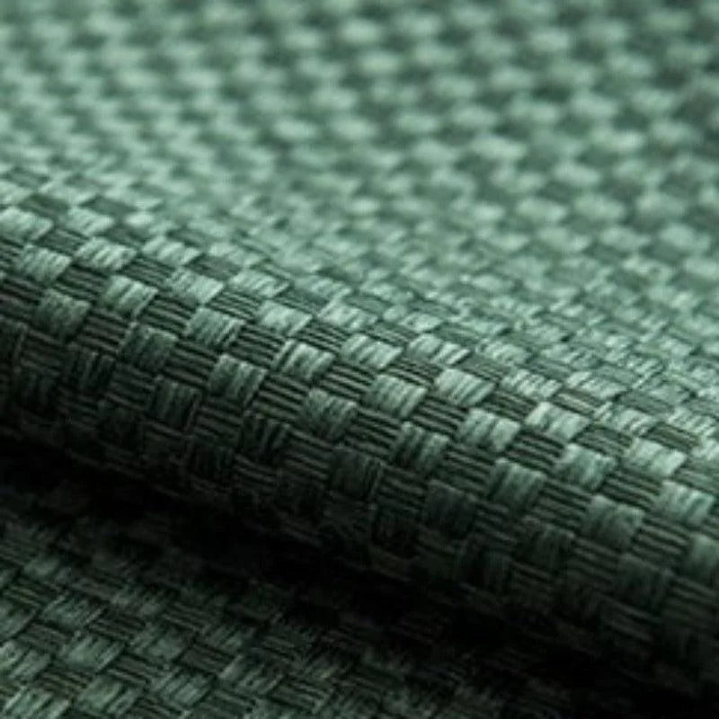 Tissu vert avec un motif en damier, idéal pour l'ameublement ou la couture de vêtements élégants. Texture détaillée mettant en valeur un design moderne et raffiné. Convient parfaitement pour apporter une touche de sophistication à tout projet textile.