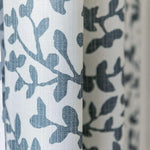 Rideau décoratif avec motif de branches feuillues bleu sur fond blanc, idéal pour ajouter une touche naturelle et élégante à votre intérieur. Adapté pour le salon, la chambre ou n'importe quel espace nécessitant une ambiance apaisante. Convient à tout type de décoration moderne et classique.