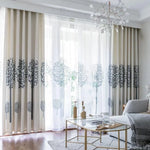 Rideaux modernes pour salon avec motifs d'arbres, ajoutant une touche d'élégance naturelle à la décoration intérieure. Ajoutez du style et de la lumière à votre pièce avec ces rideaux contemporains. Solution idéale pour créer une ambiance apaisante dans votre maison.