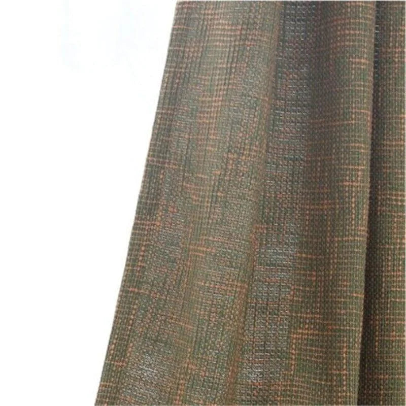 Rideau décoratif élégant de couleur marron et verte, idéal pour ajouter une touche de sophistication à tout intérieur. Compatible avec divers styles de décoration, ce rideau offre un motif à carreaux subtil qui rehausse l'esthétique de votre pièce tout en assurant une ambiance chaleureuse et accueillante. Parfait pour salon, chambre ou bureau.