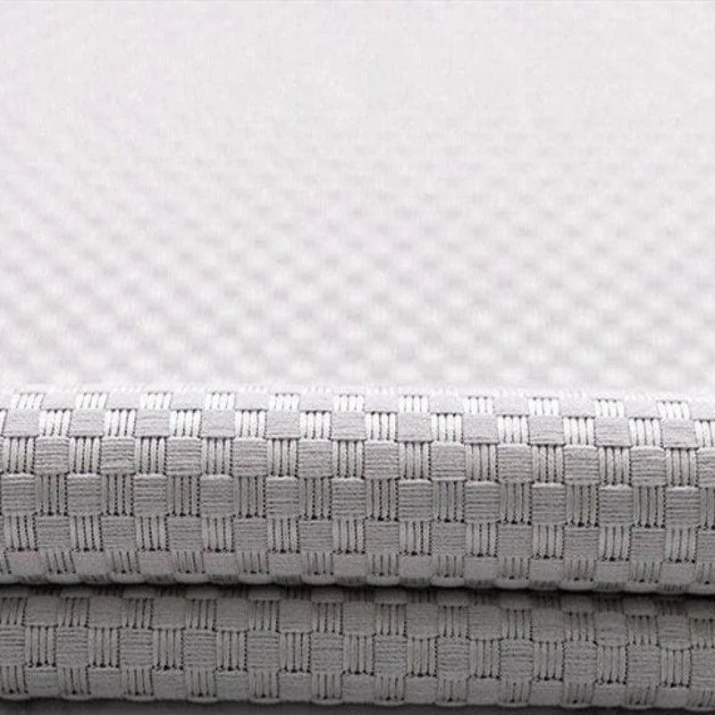 Tissu blanc texturé avec motif en damier, idéal pour la décoration intérieure, offrant une touche moderne et élégante à tout espace. Fabrication de qualité pour un rendu esthétique et raffiné.