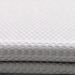 Tissu blanc texturé avec motif en damier, idéal pour la décoration intérieure, offrant une touche moderne et élégante à tout espace. Fabrication de qualité pour un rendu esthétique et raffiné.