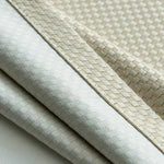 Tissu élégant à motifs géométriques pour décoration intérieure moderne, idéal pour rideaux ou revêtements de meubles, couleur beige et ivoire, effet texturé raffiné.