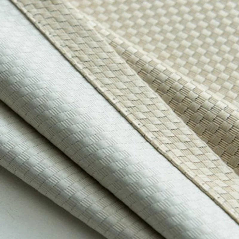 Tissu élégant à motifs géométriques pour décoration intérieure moderne, idéal pour rideaux ou revêtements de meubles, couleur beige et ivoire, effet texturé raffiné.