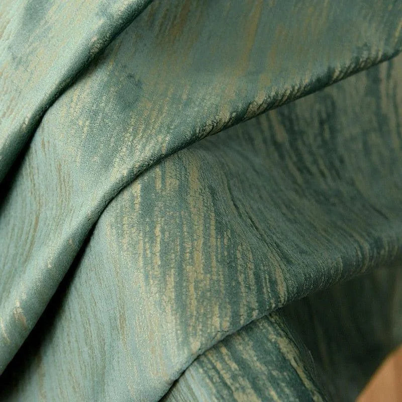 Tissu élégant de couleur vert avec effet texturé, idéal pour la décoration intérieure, rideaux ou projets artisanaux. Design moderne et raffiné pour des espaces contemporains.