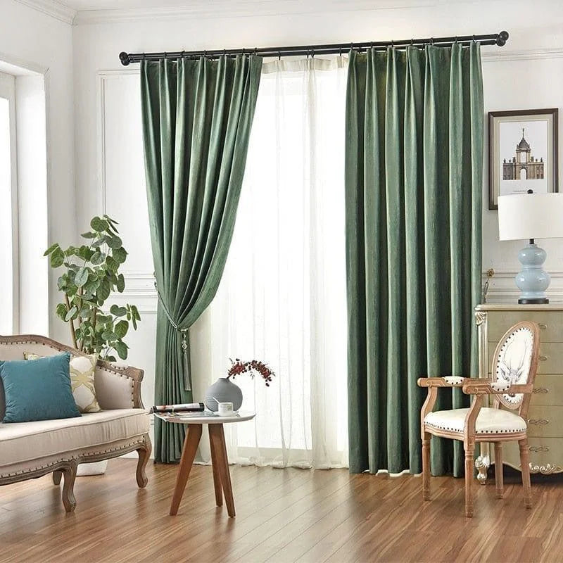 Rideaux élégants de couleur vert foncé pour un salon moderne, ajoutant une touche de sophistication à la décoration intérieure. Ils encadrent une grande fenêtre laissant passer la lumière naturelle, créant une ambiance chaleureuse et accueillante. Idéal pour les espaces de vie contemporains nécessitant une amélioration esthétique.
