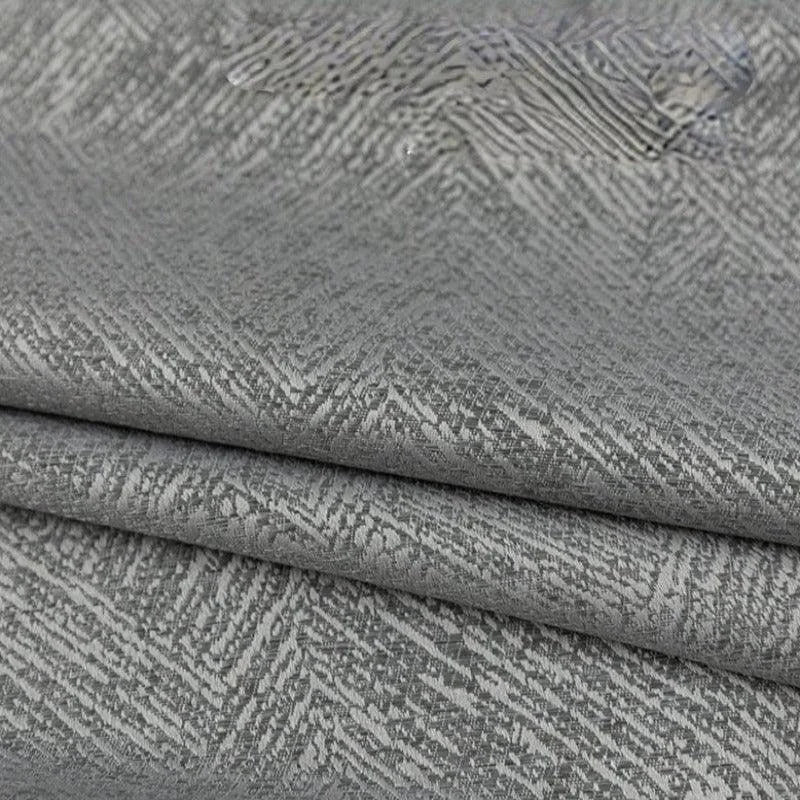Tissu gris avec motif géométrique subtil plié en couches, idéal pour la décoration intérieure moderne et élégante ou la confection de rideaux et coussins raffinés. Parfait pour apporter une touche contemporaine à votre espace de vie.