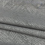 Tissu gris avec motif géométrique subtil plié en couches, idéal pour la décoration intérieure moderne et élégante ou la confection de rideaux et coussins raffinés. Parfait pour apporter une touche contemporaine à votre espace de vie.