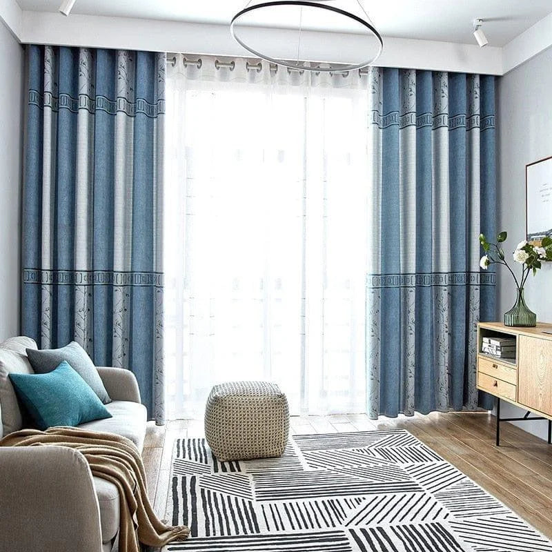 Rideaux élégants pour salon moderne, couleur bleu avec motifs, parfaits pour embellir votre intérieur. Idéal pour ceux recherchant une ambiance chic et raffinée. Une touche de sophistication pour vos fenêtres, associée à une belle lumière naturelle. Accessoire déco incontournable pour un espace de vie harmonieux et accueillant.