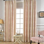 Rideaux élégants beige avec motifs roses pour salon moderne, idéal pour ajouter une touche de sophistication à votre décoration intérieure. Ces rideaux longs sont parfaits pour habiller vos fenêtres et filtrer la lumière tout en préservant l'intimité. Conviennent parfaitement aux espaces de vie contemporains cherchant à allier style et fonctionnalité.