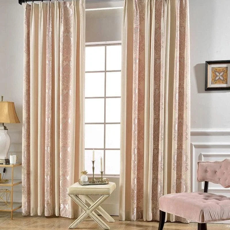 Rideaux élégants beige avec motifs roses pour salon moderne, idéal pour ajouter une touche de sophistication à votre décoration intérieure. Ces rideaux longs sont parfaits pour habiller vos fenêtres et filtrer la lumière tout en préservant l'intimité. Conviennent parfaitement aux espaces de vie contemporains cherchant à allier style et fonctionnalité.