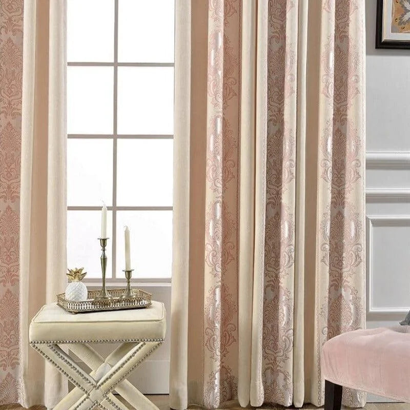 Rideaux élégants aux motifs classiques pour salon moderne, rehaussant la lumière naturelle de la pièce. Décoration intérieure chic avec accessoires raffinés et mobilier confortable. Ambiance chaleureuse et sophistiquée pour un séjour accueillant.