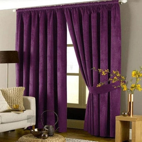 Rideaux violets élégants pour salon, décoration intérieure moderne, ajout de style et de couleur, embellissement de fenêtre, parfaite solution d'occultation, ambiance chaleureuse et accueillante, accessoire déco raffiné pour maison contemporaine.