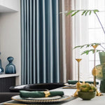 Rideaux élégants couleur bleu canard pour décoration intérieure moderne et chic, ajoutent une touche sophistiquée à votre salle à manger. Atmosphère raffinée avec vaisselle décorative et éléments contemporains. Idéal pour ceux qui cherchent à harmoniser style et fonctionnalité dans leur espace de vie.