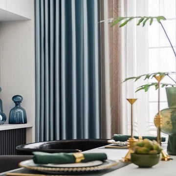 Rideaux élégants couleur bleu canard pour décoration intérieure moderne et chic, ajoutent une touche sophistiquée à votre salle à manger. Atmosphère raffinée avec vaisselle décorative et éléments contemporains. Idéal pour ceux qui cherchent à harmoniser style et fonctionnalité dans leur espace de vie.