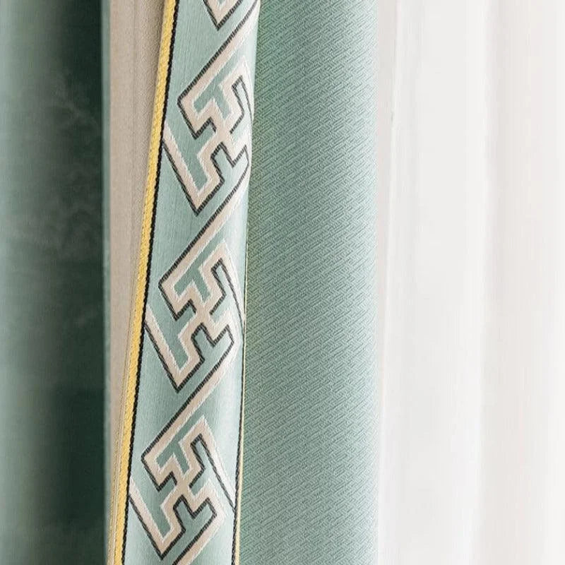 Rideau élégant avec motif géométrique, de couleur turquoise et détails dorés, idéal pour ajouter une touche moderne et sophistiquée à votre intérieur. Parfait pour les salons et les chambres, ce rideau illumine l'espace avec style et raffinement.