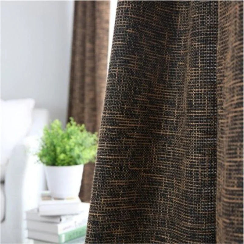 Rideau élégant avec motif texturé brun et noir, idéal pour ajouter une touche contemporaine à votre salon. Ce rideau permet de sublimer la décoration intérieure tout en offrant une protection efficace contre la lumière extérieure. Découvrez comment ce rideau peut transformer votre espace de vie en un lieu moderne et accueillant.