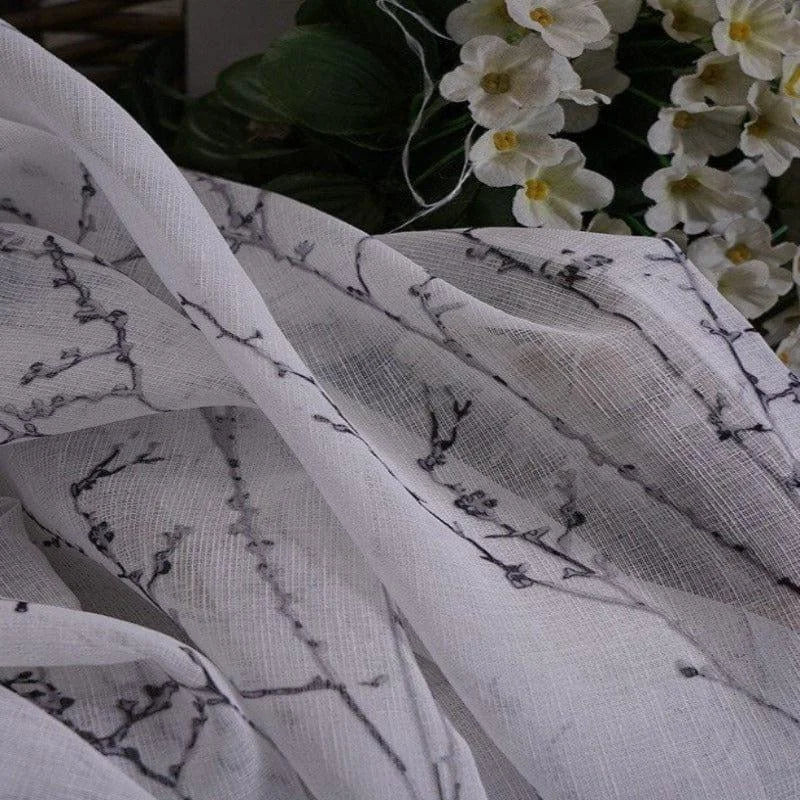 Voile blanc décoratif avec motifs floraux noirs, idéal pour ajouter une touche élégante à votre intérieur. Se marie parfaitement avec des décorations florales et apporte une ambiance douce et naturelle à votre espace de vie. Parfait pour les rideaux, tentures ou accessoires décoratifs.