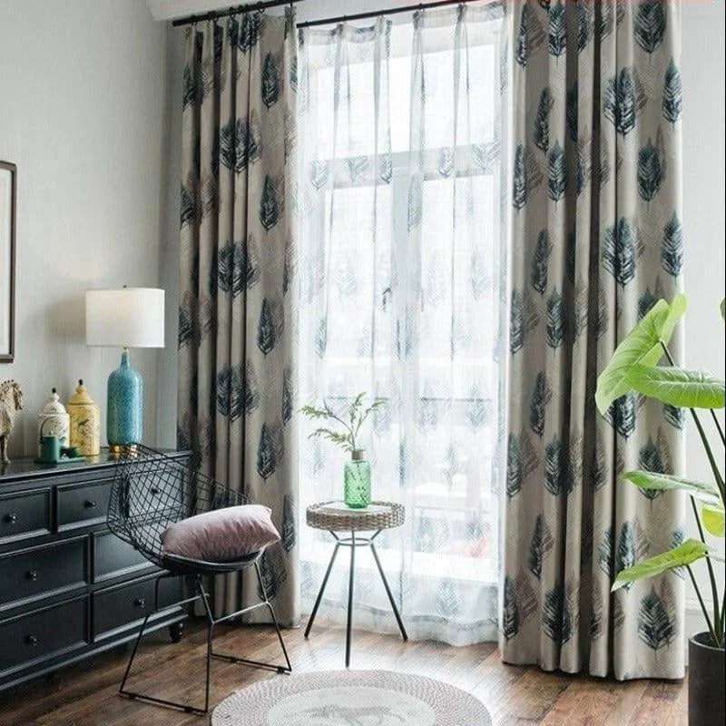 Rideau élégant avec motif de feuilles, parfait pour une décoration intérieure moderne. Idéal pour habiller une grande fenêtre, ce rideau ajoute une touche raffinée à la salle de séjour ou au salon. Jouant avec la lumière naturelle, il crée une atmosphère chaleureuse et accueillante. Accessoire de décoration essentiel pour un intérieur chic.
