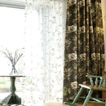 Rideaux à motifs floraux pour salon, ajoutant une touche élégante et naturelle à votre décoration intérieure. Idéaux pour filtrer la lumière tout en apportant une ambiance chaleureuse et accueillante. Accessoire décoratif parfait pour les fenêtres de style classique ou moderne.