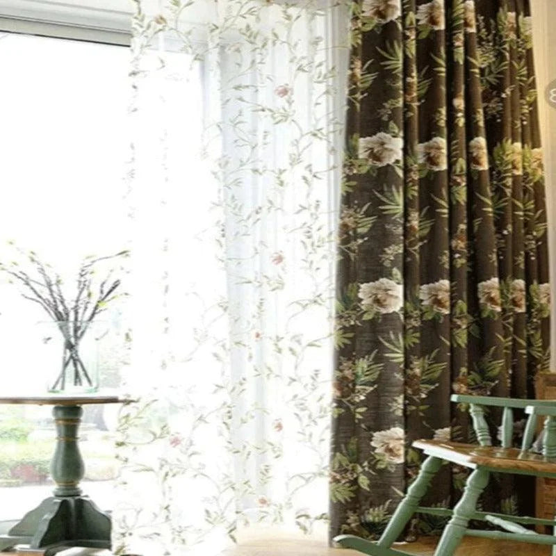 Rideaux à motifs floraux pour salon, ajoutant une touche élégante et naturelle à votre décoration intérieure. Idéaux pour filtrer la lumière tout en apportant une ambiance chaleureuse et accueillante. Accessoire décoratif parfait pour les fenêtres de style classique ou moderne.