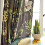 Rideau à motif floral tropical, idéal pour ajouter une touche d'élégance et de nature à votre intérieur. Parfait pour le salon ou la chambre, ce rideau marron avec motifs verts et floraux s'harmonise avec un décor moderne ou classique. Complétez votre décoration avec ce rideau raffiné et apportez un style unique et chaleureux à votre maison.