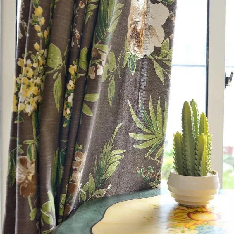 Rideau à motif floral tropical, idéal pour ajouter une touche d'élégance et de nature à votre intérieur. Parfait pour le salon ou la chambre, ce rideau marron avec motifs verts et floraux s'harmonise avec un décor moderne ou classique. Complétez votre décoration avec ce rideau raffiné et apportez un style unique et chaleureux à votre maison.