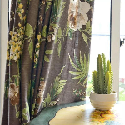 Rideau à motif floral tropical, idéal pour ajouter une touche d'élégance et de nature à votre intérieur. Parfait pour le salon ou la chambre, ce rideau marron avec motifs verts et floraux s'harmonise avec un décor moderne ou classique. Complétez votre décoration avec ce rideau raffiné et apportez un style unique et chaleureux à votre maison.