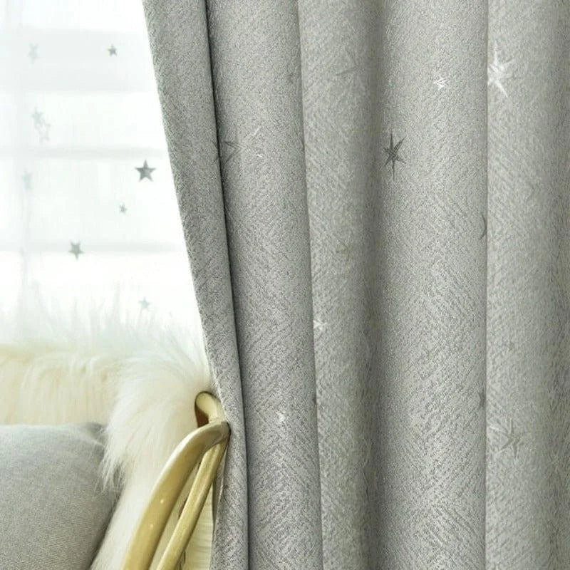 Rideaux gris élégants avec motifs étoilés, parfaits pour ajouter une touche moderne et apaisante à votre salon ou chambre à coucher. Ils offrent une ambiance chaleureuse tout en réduisant la luminosité extérieure. Ces rideaux décoratifs sont idéaux pour sublimer l'esthétique de votre intérieur.