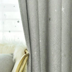 Rideaux gris élégants avec motifs étoilés, parfaits pour ajouter une touche moderne et apaisante à votre salon ou chambre à coucher. Ils offrent une ambiance chaleureuse tout en réduisant la luminosité extérieure. Ces rideaux décoratifs sont idéaux pour sublimer l'esthétique de votre intérieur.