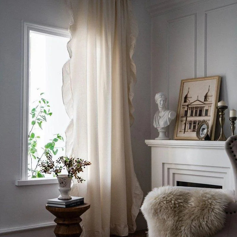 Rideaux élégants de couleur claire dans un salon raffiné avec cheminée blanche et décoration artistique, créant une ambiance chaleureuse et sophistiquée. Convient parfaitement pour un intérieur classique et élégant.