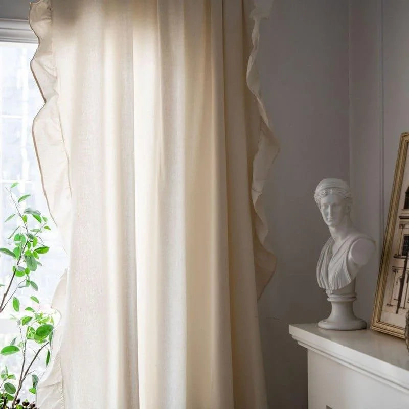 Rideaux élégants de couleur crème avec des volants, ajoutant une touche de sophistication et de douceur à une pièce. Décor parfait pour un salon ou une chambre, créant une atmosphère apaisante et lumineuse, idéaux pour une décoration intérieure moderne et raffinée.