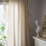 Rideaux élégants de couleur crème avec des volants, ajoutant une touche de sophistication et de douceur à une pièce. Décor parfait pour un salon ou une chambre, créant une atmosphère apaisante et lumineuse, idéaux pour une décoration intérieure moderne et raffinée.