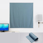 Un écran d'intimité gris moderne suspendu à un mur blanc, parfait pour séparer des espaces ou créer un coin bureau discret à domicile. Accompagné d'une lampe murale design et d'un ordinateur sur une table, cet accessoire élégant ajoute une touche de sophistication et de fonctionnalité à tout espace intérieur.