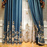 Rideaux élégants de couleur bleue avec motifs floraux, parfaits pour ajouter une touche de sophistication à votre intérieur. Embellissement raffiné avec ornements décoratifs en bas, ces rideaux sont idéaux pour un salon ou une chambre. Ajoutez du charme à votre décoration avec ces rideaux modernes et stylés. Transformez votre espace avec ce design chic et intemporel.