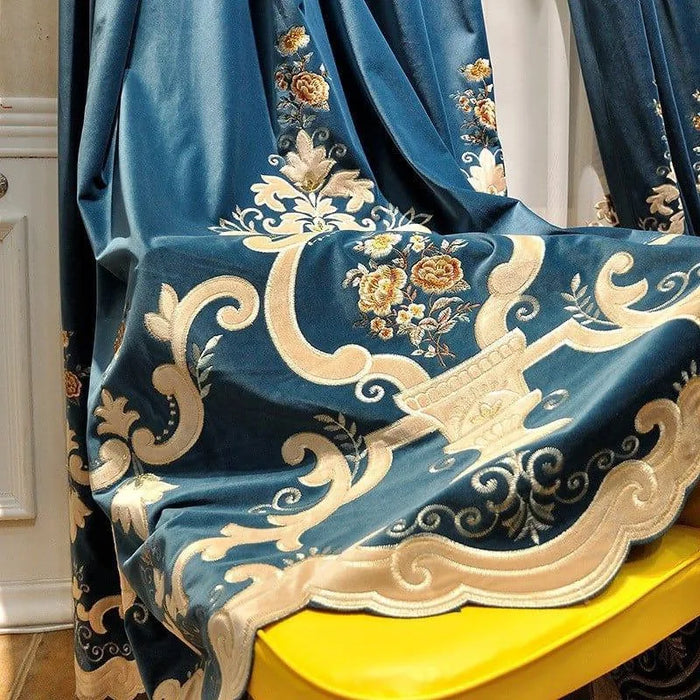 Rideau de luxe bleu avec motifs floraux brodés, idéal pour ajouter une touche d'élégance et de raffinement à tout intérieur. Design somptueux et détails travaillés pour une décoration intérieure sophistiquée et chic. Parfait pour un salon ou une chambre avec un style classique.