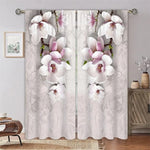 Rideaux design floral avec motif d'orchidées blanches et roses, parfaits pour apporter une touche élégante et naturelle à votre salon. Décoration murale harmonieuse intégrant des éléments artistiques et contemporains. Idéal pour créer une ambiance apaisante et raffinée dans vos espaces intérieurs. Accessoire décoratif polyvalent s'adaptant à divers styles de décoration, moderne ou classique.
