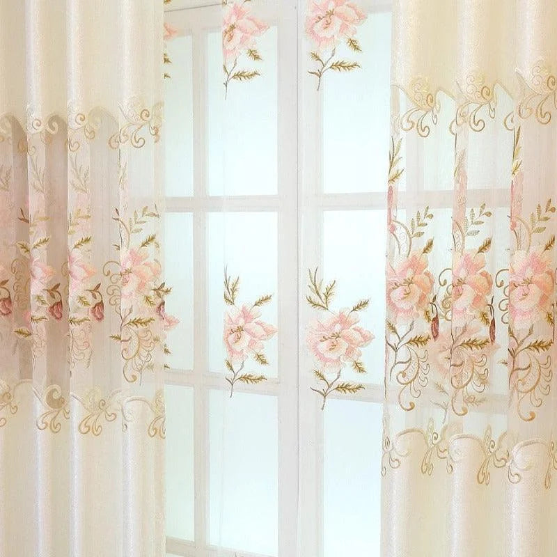 Rideau élégant avec motifs floraux pastel, parfait pour ajouter une touche de délicatesse et de charme à votre intérieur. Design raffiné pour une ambiance romantique et chaleureuse dans votre salon ou chambre. Convient pour la décoration de fenêtres modernes et classiques.