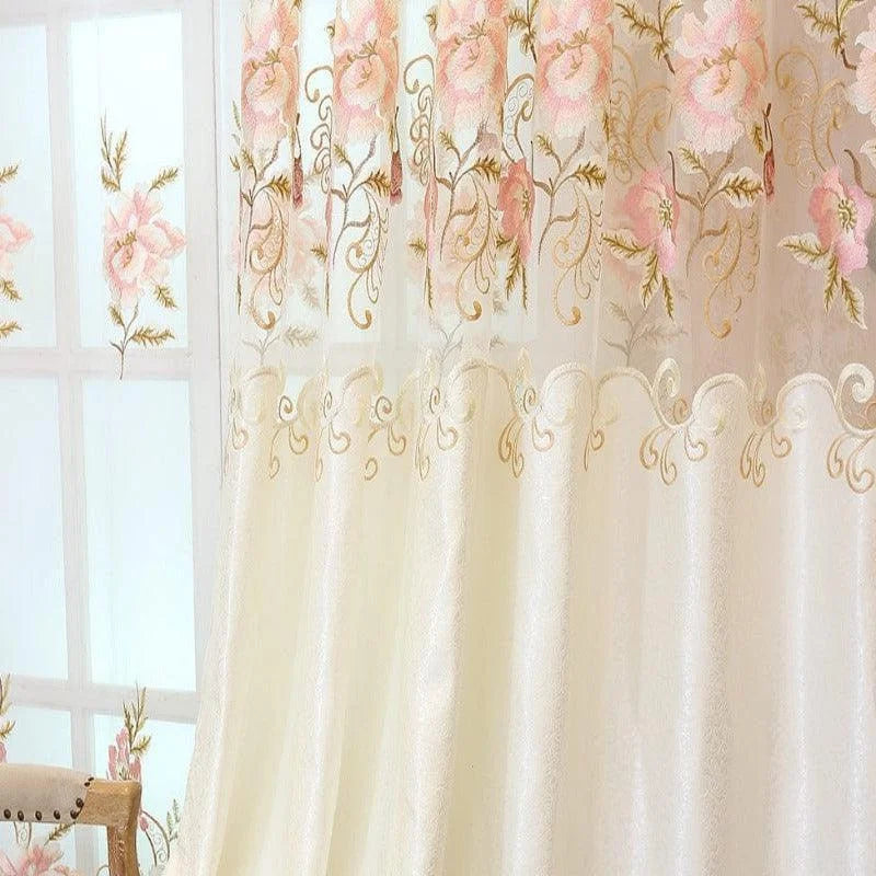Rideaux élégants avec motifs floraux roses et dorés, parfaits pour apporter une touche raffinée à votre intérieur. Idéals pour le salon ou la chambre, ces rideaux transparents embellissent vos fenêtres tout en filtrant délicatement la lumière. Améliorez votre décoration intérieure avec ce design sophistiqué et intemporel.
