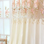 Rideaux élégants avec motifs floraux roses et dorés, parfaits pour apporter une touche raffinée à votre intérieur. Idéals pour le salon ou la chambre, ces rideaux transparents embellissent vos fenêtres tout en filtrant délicatement la lumière. Améliorez votre décoration intérieure avec ce design sophistiqué et intemporel.