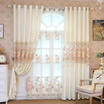 Rideaux élégants avec motifs floraux roses, parfaits pour apporter une touche romantique et raffinée à votre intérieur. Ces rideaux décoratifs transforment votre salon ou chambre en un espace lumineux et accueillant. Facile à installer grâce aux œillets intégrés, ils filtrent délicatement la lumière. Idéal pour sublimer vos fenêtres de façon chic et tendance.