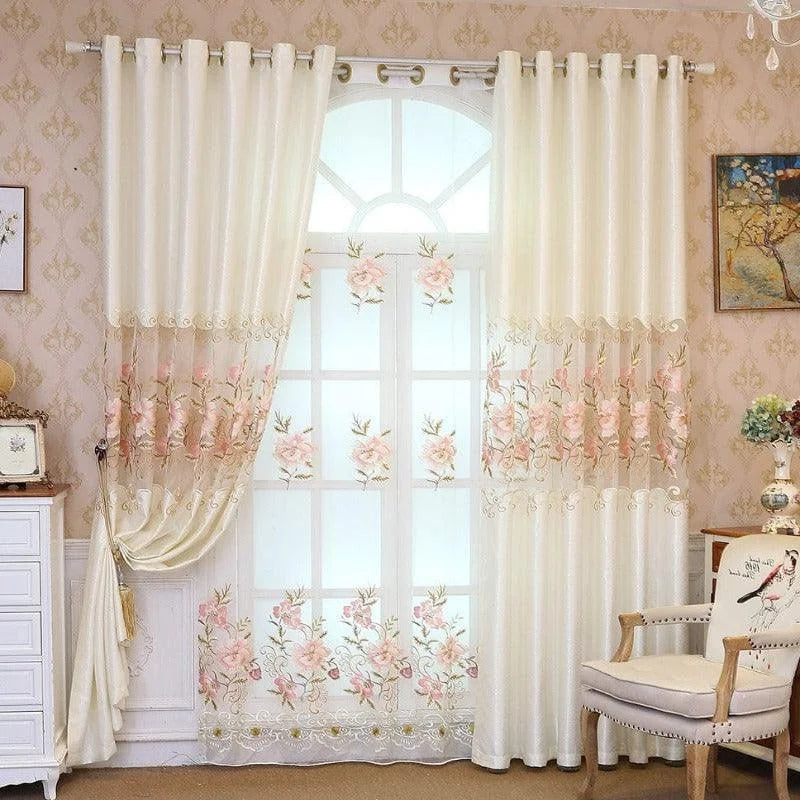 Rideaux élégants avec motifs floraux roses, parfaits pour apporter une touche romantique et raffinée à votre intérieur. Ces rideaux décoratifs transforment votre salon ou chambre en un espace lumineux et accueillant. Facile à installer grâce aux œillets intégrés, ils filtrent délicatement la lumière. Idéal pour sublimer vos fenêtres de façon chic et tendance.