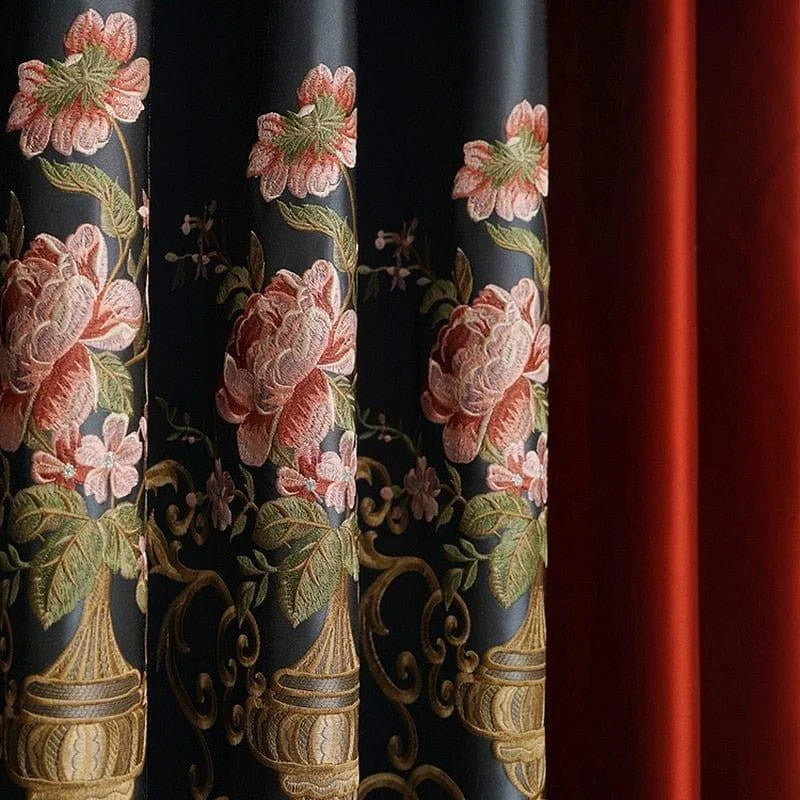 Rideaux élégants avec motif floral brodé, featuring de magnifiques fleurs roses et feuillages verts, ajoutant une touche de sophistication et de charme à votre intérieur. Idéal pour décorer un salon ou une chambre, ces rideaux incarnent un style classique et raffiné, créant une atmosphère accueillante et chaleureuse.